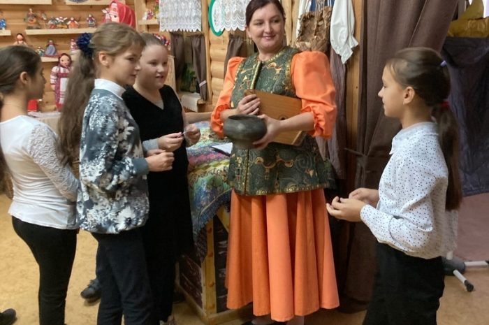 Мальчишки и девчонки ООШ № 2 в гостях у хозяйки «Русской избы»